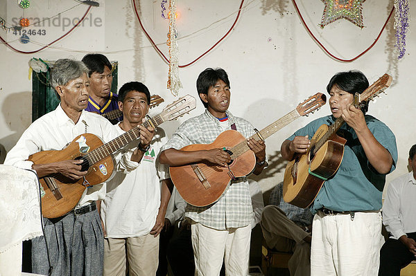 Indios spielen Gitarre  Loma Plata  Chaco  Paraguay  Südamerika