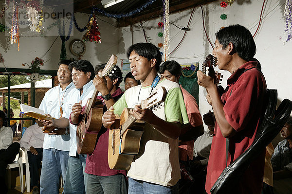 Indios spielen Gitarre  Loma Plata  Chaco  Paraguay  Südamerika