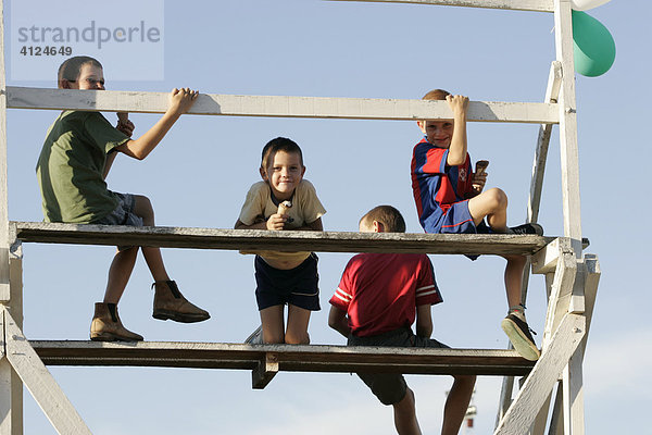 Kinder lecken Eis auf Zuschauerrang eines Fußballstadions  Loma Plata  Chaco  Paraguay