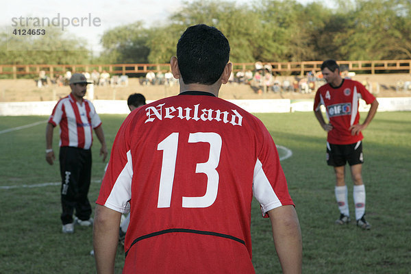 Fußballer der Mennoniten-Mannschaft Neuland  Loma Plata  Chaco  Paraguay  Südamerika