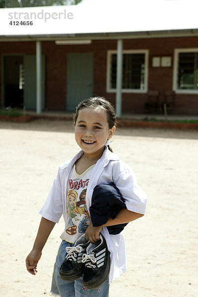 Mädchen auf dem Schulhof  Loma Plata  Chaco  Paraguay  Südamerika