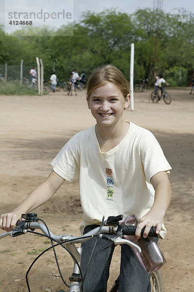 Mädchen mit Fahrrad  Mennoniten Kolonie  Loma Plata  Chaco  Paraguay  Südamerika