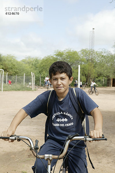 Junge mit Fahrrad  Mennoniten Kolonie  Loma Plata  Chaco  Paraguay  Südamerika