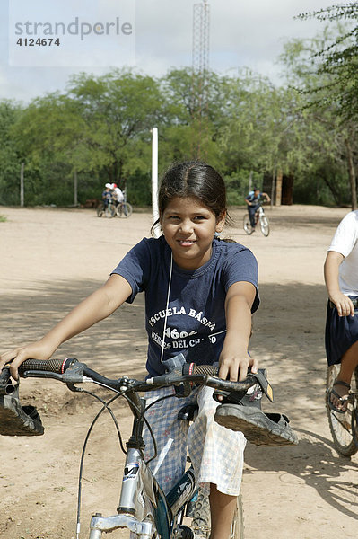 Mädchen mit Fahrrad  Loma Plata  Chaco  Paraguay