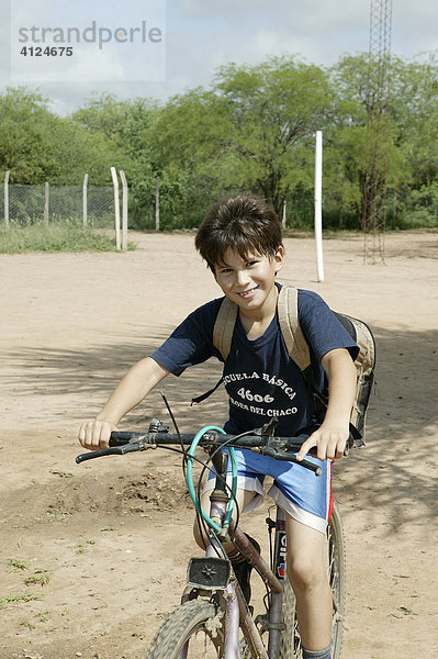 Junge mit Fahrrad  Loma Plata  Chaco  Paraguay