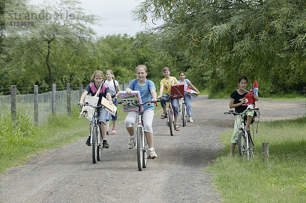 Kinder mit Fahrrädern  Loma Plata  Chaco  Paraguay