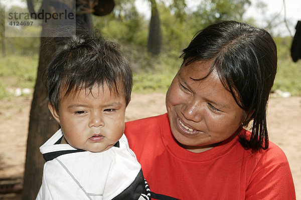 Mutter mit Kleinkind  Nivaclé-Indianer  Jothoisha  Chaco  Paraguay  Südamerika