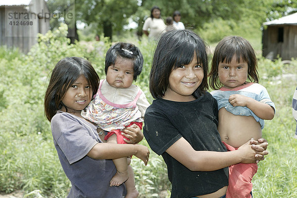 Zwei Mädchen mit Kleinkindern auf dem Arm  Nivaclé-Indianer  Jothoisha  Chaco  Paraguay  Südamerika