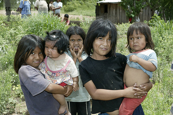 Zwei Mädchen mit Kleinkindern auf dem Arm  Nivaclé-Indianer  Jothoisha  Chaco  Paraguay  Südamerika