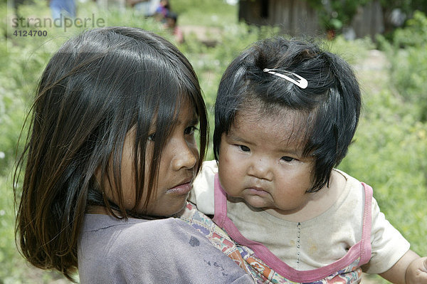 Mädchen mit Kleinkind auf dem Arm  Nivaclé-Indianer  Jothoisha  Chaco  Paraguay  Südamerika