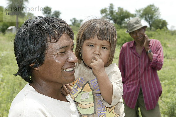 Vater mit Kleinkind auf dem Arm  Nivaclé-Indianer  Jothoisha  Chaco  Paraguay  Südamerika