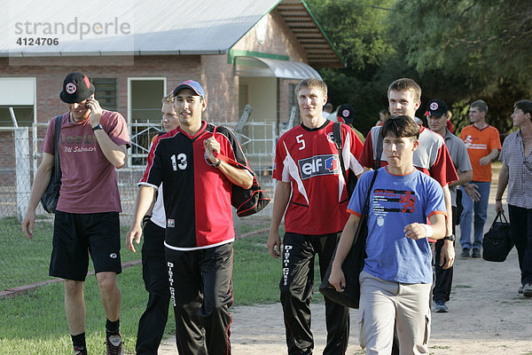Jugendliche Fussball-Fans  Loma Plata  Chaco  Paraguay  Südamerika