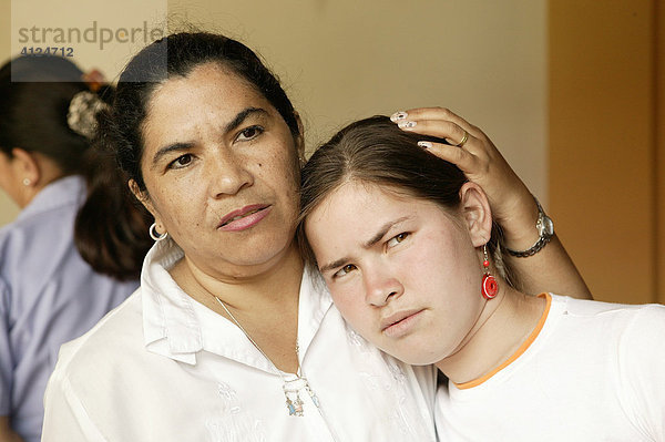 Mutter und jugendliche Tochter  Asuncion  Paraguay  Südamerika