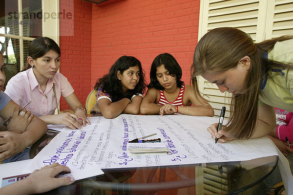 Schülerinnen während einer Projektarbeit  Asuncion  Paraguay  Südamerika