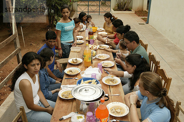 Gemeinsames Essen auf der Terrasse  Asuncion  Paraguay  Südamerika