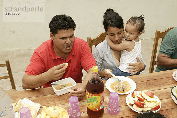Kleinfamilie beim Essen  Asuncion  Paraguay  Südamerika