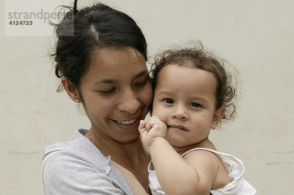 Mutter mit Kleinkind  Asuncion  Paraguay  Südamerika
