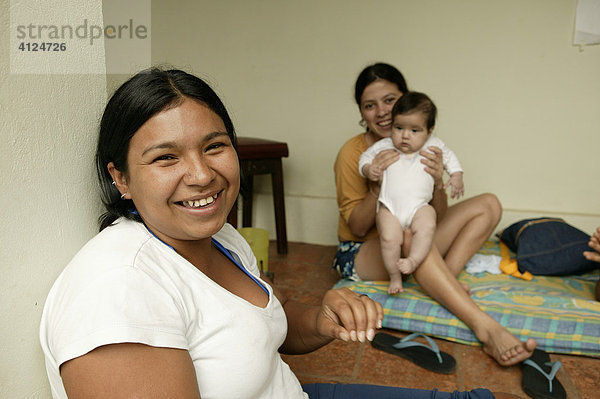 Zwei junge Frauen mit Säugling  Asuncion  Paraguay  Südamerika