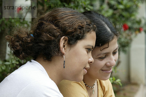 Zwei junge Frauen  Asuncion  Paraguay  Südamerika
