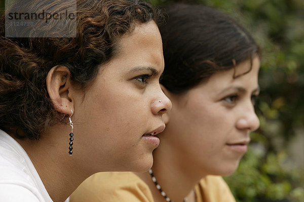 Zwei junge Frauen  Asuncion  Paraguay  Südamerika