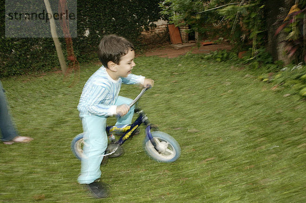Junge fährt Fahrrad  Asuncion  Paraguay  Südamerika