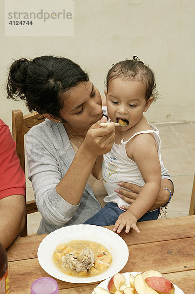 Mutter füttert ihr Kind  Asuncion  Paraguay  Südamerika