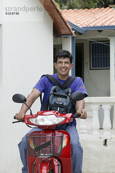 Junger Mann mit Motorrad  Asuncion  Paraguay  Südamerika