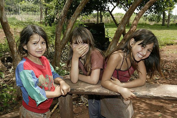 Mädchen kichern  Asuncion  Paraguay  Südamerika