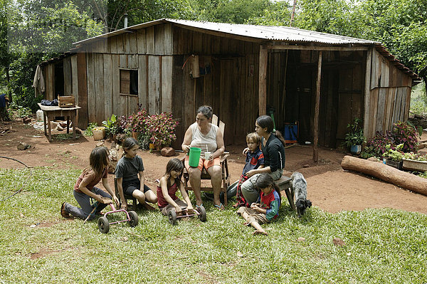 Arbeitspause vor dem Haus  Frauen mit Kindern  Asuncion  Paraguay  Südamerika
