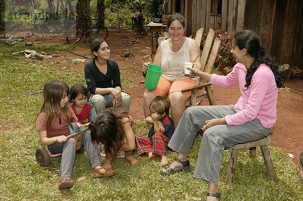 Arbeitspause vor dem Haus  Frauen mit Kindern  Asuncion  Paraguay