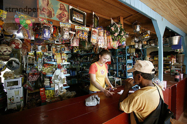 Frau im Krämerladen mit Kunden  Asuncion  Paraguay  Südamerika
