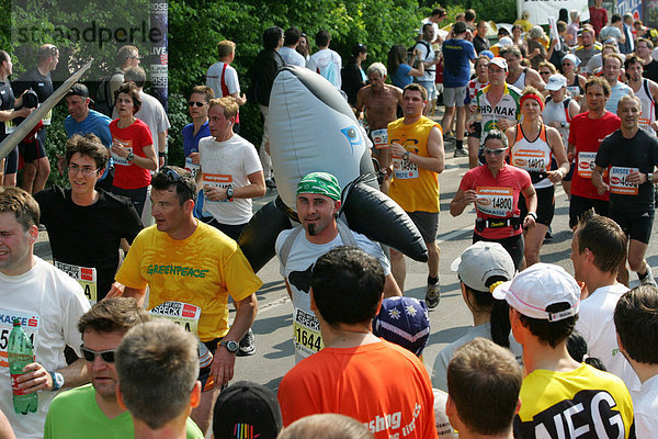 Greenpeace-Aktivisten beim Marathon-Lauf  Wien  Österreich  Europa
