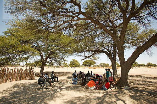 Dorfgemeinschaft trifft sich unter dem Dorfbaum  Sehitwa  Botswana  Afrika