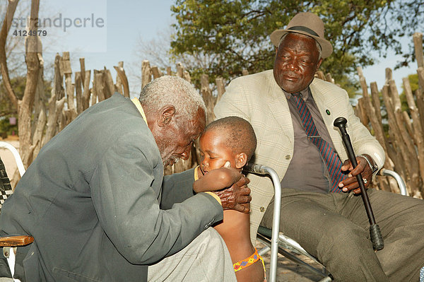 Heiler behandelt ein krankes Kind  Sehitwa  Botswana  Afrika