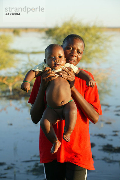 Frau und Kind am Ngami See  Botswana  Afrika