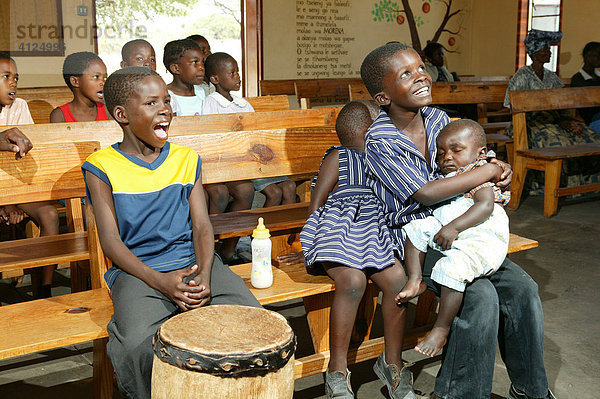 Kinder singen beim Gottesdienst  Sehitwa  Botswana  Afrika