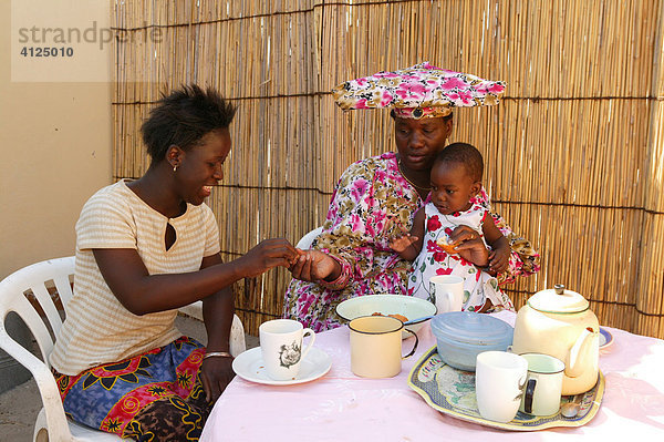 Einheimische beim Essen  Sehitwa  Botswana  Afrika