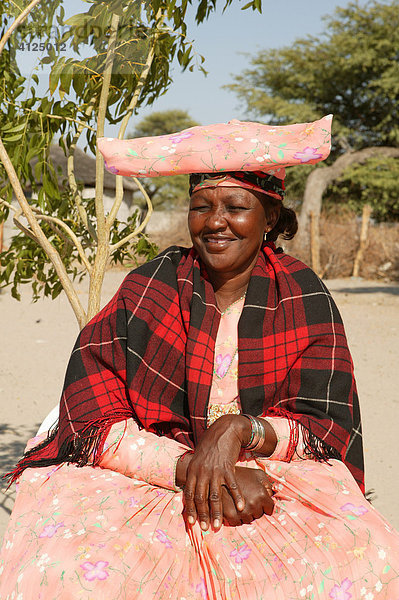 Frau in traditioneller Tracht  Sehitwa  Botswana  Afrika