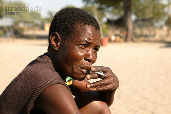 Mann raucht  Sehitwa  Botswana  Afrika