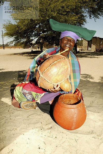 Frau in traditioneller Tracht  Sehitwa  Botswana  Afrika