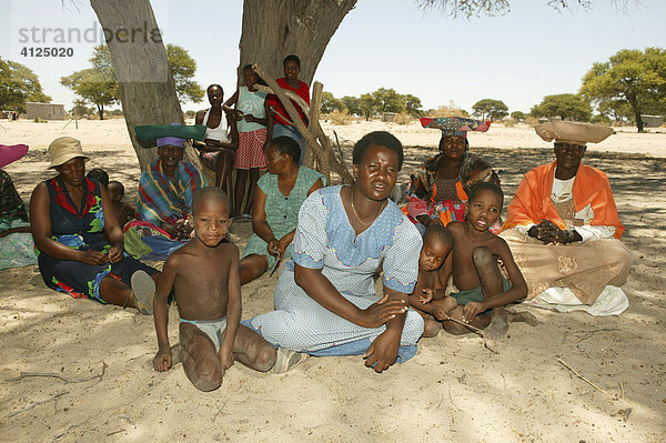 Einheimische unter dem Dorfbaum  Sehitwa  Botswana  Afrika