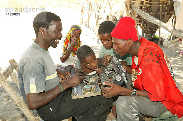 Männer reparieren Radio  Sehitwa  Botswana  Afrika