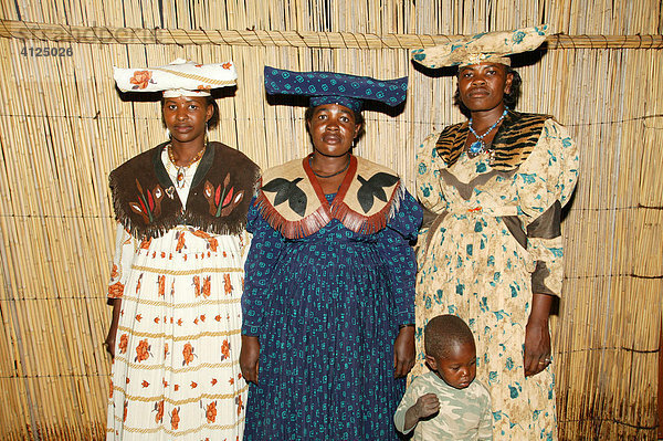 Frauen in traditioneller Kleidung  Sehitwa  Botswana  Afrika