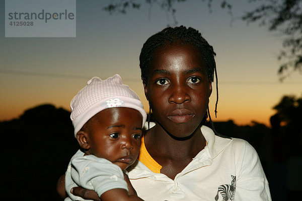 Mutter mit Kind  Sehitwa  Botswana  Afrika