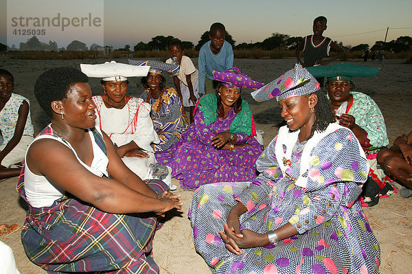 Frauen  Dorfgemeinde versammelt sich unter dem Dorfbaum  Sehitwa  Botswana  Afrika