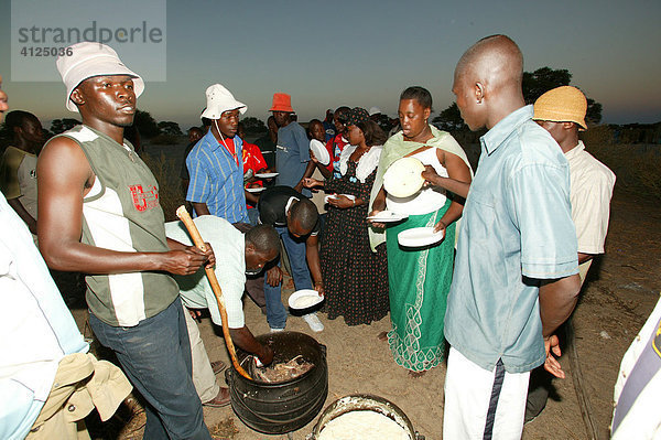 Dorfgemeinde versammelt sich unter dem Dorfbaum  Sehitwa  Botswana  Afrika