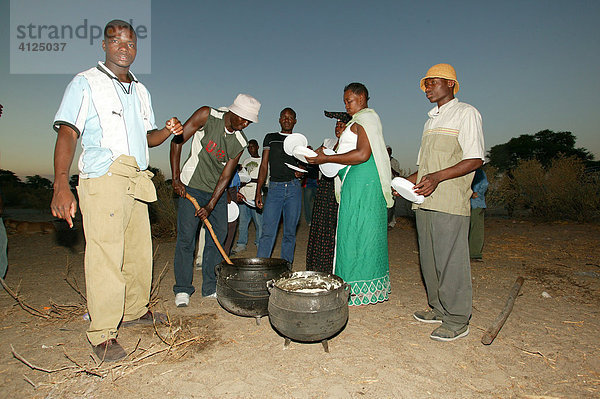 Dorfgemeinde versammelt sich unter dem Dorfbaum  Sehitwa  Botswana  Afrika
