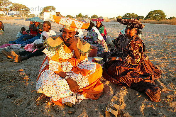 Einwohner versammeln sich unter dem Dorfbaum  Sehitwa  Botswana  Afrika