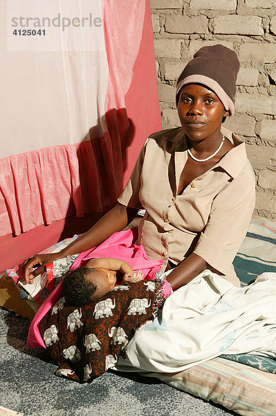 Frau mit Neugeborenem  Sehitwa  Botswana  Afrika