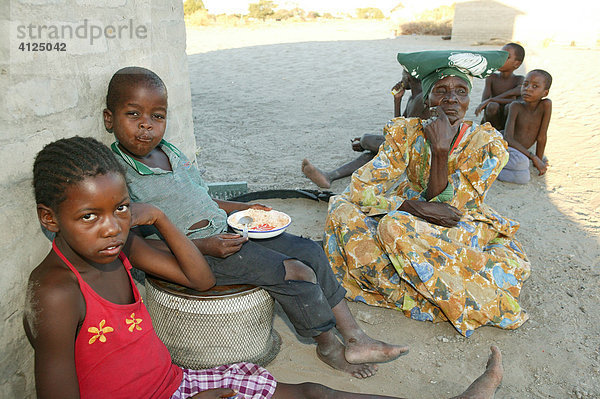 Großmutter mit Enkelkindern  Sehitwa  Botswana